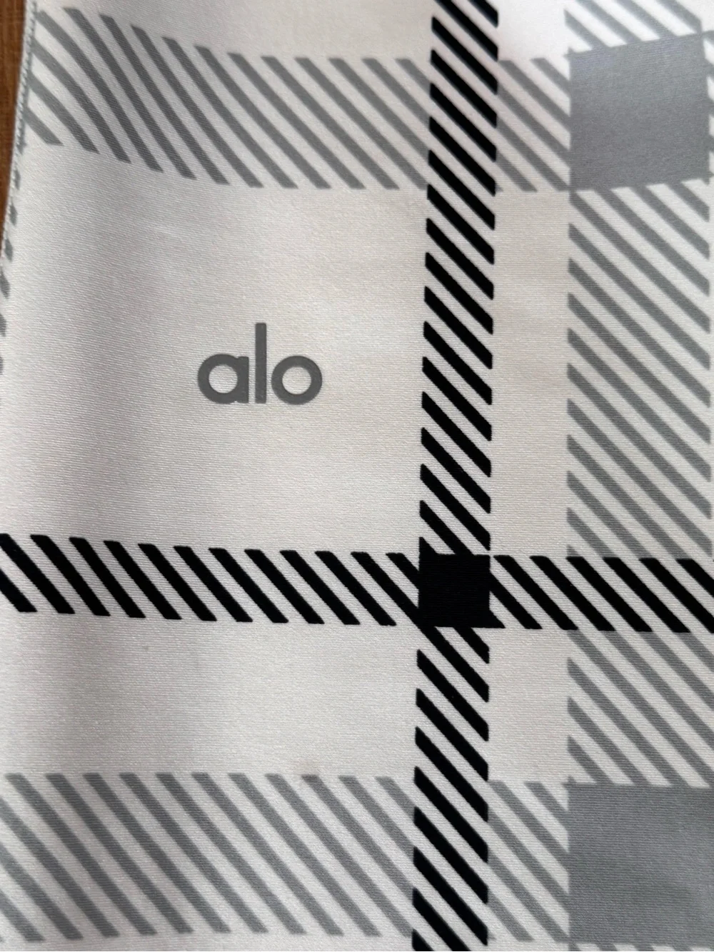 Alo Yoga Airlift High-Waist Magnified Plaid Leggings Ivory Black Large NWOT